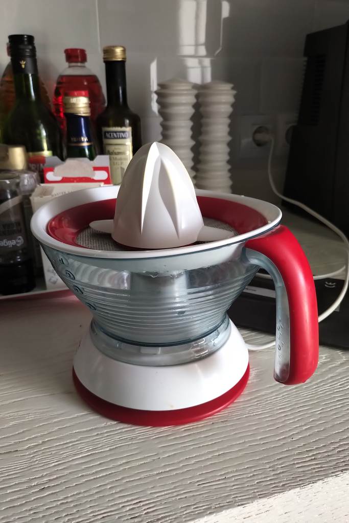 Ktitchen items such as machines for coffee, induction hob and oven and a citrus juicer